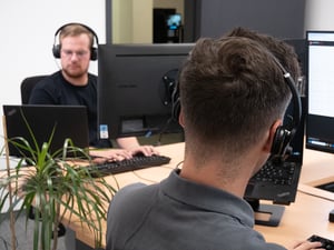 IT-Support telefoniert und behebt Prob